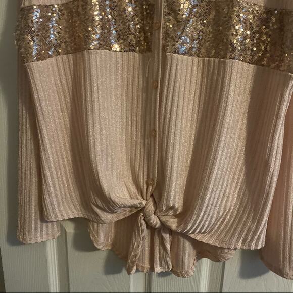 Peach Love California Sequin Knot Front Top Size Medium - Picture 5 of 6